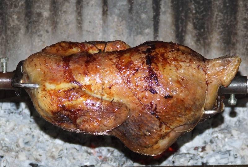 Poulet à la broche en train de cuire