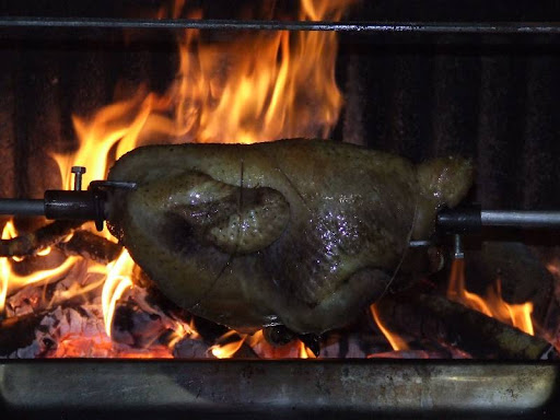 Poulet à la broche au feu de bois